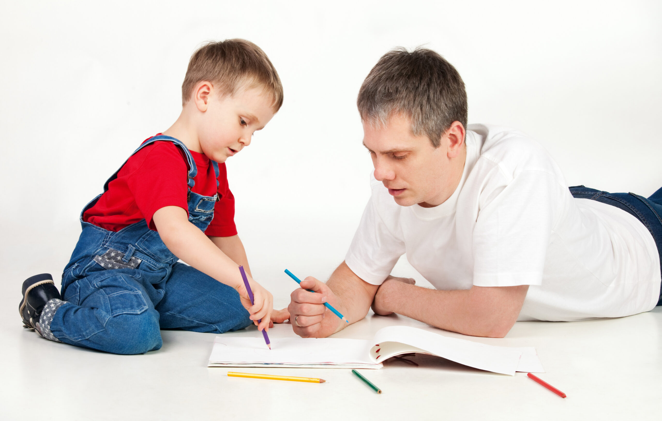 padre e hijo coloreando un libro